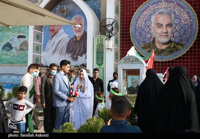 زوج جوان کرمانی جشن آغاز زندگی مشترک خود در جوار مرقد مطهر شهید سلیمانی آغاز کردند