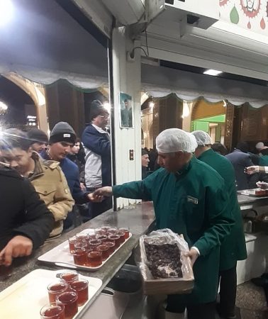 اهدا ۱۱۰ کیلو خرمای مضافتی بم به چایخانه حرم مطهر رضوی
