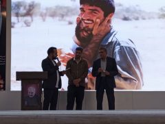 رونمایی از کتاب عارف لشکر ۴۱ ثارالله/ اهدای تندیس جایزه کتاب امام مهدی (عج) به گلزار شهدای کرمان