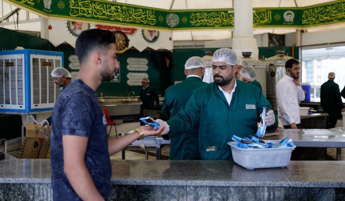 پذیرایی عراقی ها از زائران رضوی با ۵۰ هزار بستنی